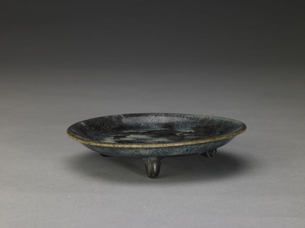 图片[1]-Flower porcelain tripod plate-China Archive